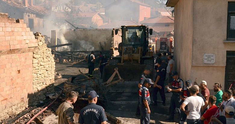 Otomobildeki patlama 3 evi küle çevirdi