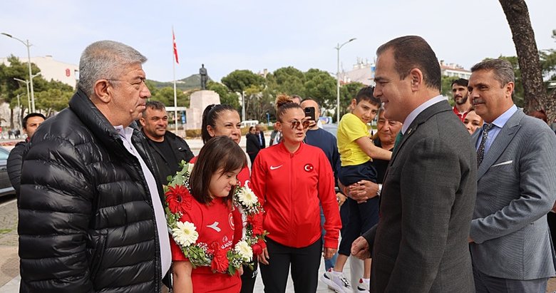 Dünya ikincisi ve üçüncüsü milli yüzücü Oral’a özel karşılama