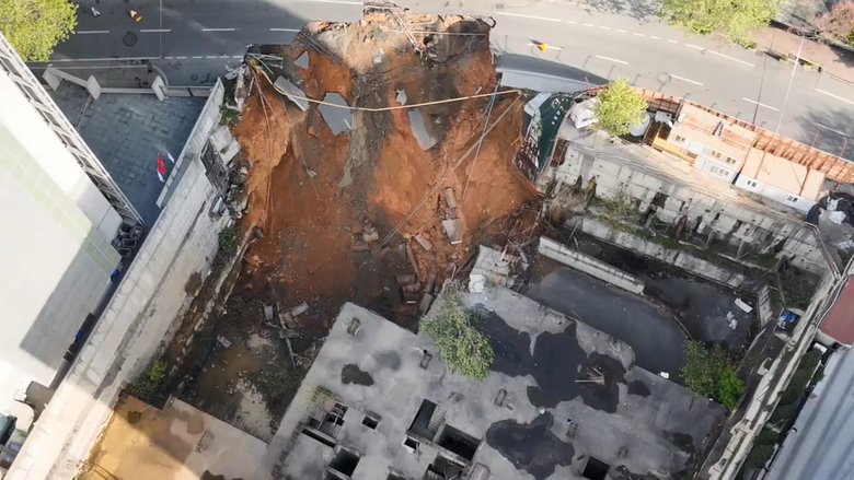 Sarıyer’de facia: Yol çöktü, patlama yaşandı! O anlar kamerada