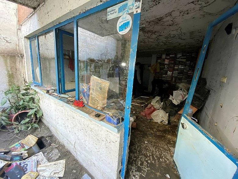 Sahafı sel suyu vurdu, 35 bin kitap su altında kaldı