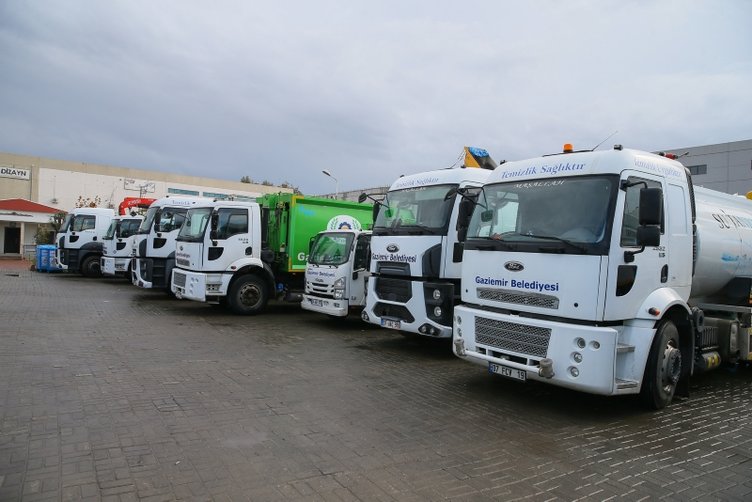 İzmir’in Gaziemir ilçesinde çöp toplama şirketi iş bıraktı