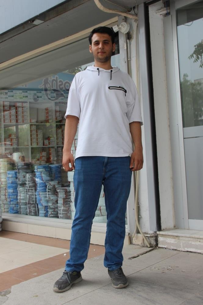 İzmir’de şaka gibi olay: Yolda yürürken boynuna kablo düştü