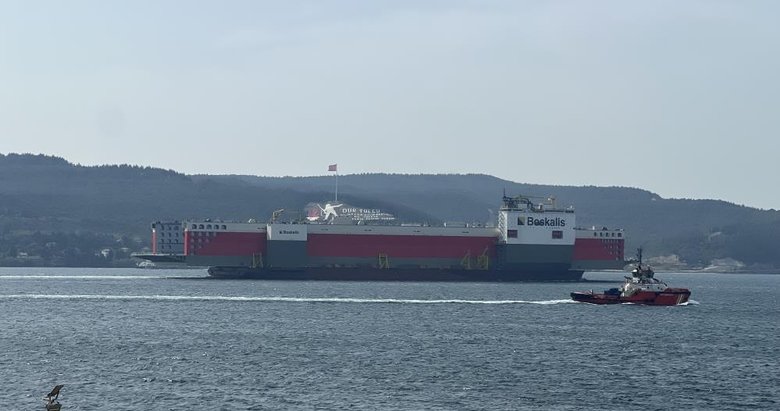 Dev Yüzer Havuz ‘Boka Vanguard’ Çanakkale Boğazı’ndan geçti