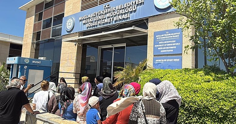 Bodrum’da tanker, patlayan içme suyu hattı nedeniyle oluşan çukura düştü