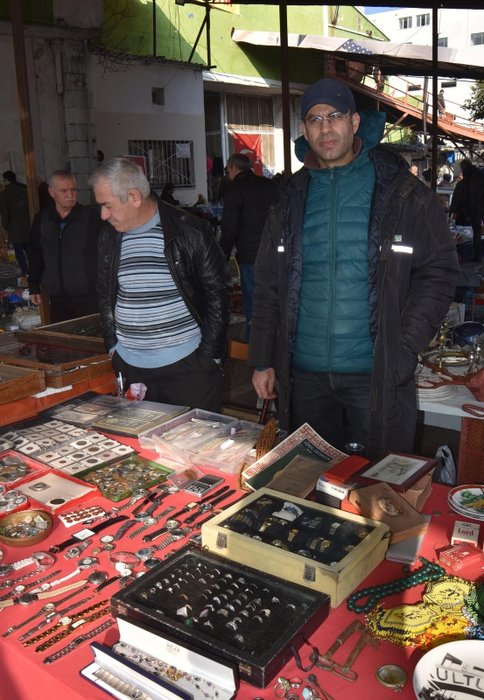 İzmirliler antika pazarına akın ediyor! Sudan ucuz...