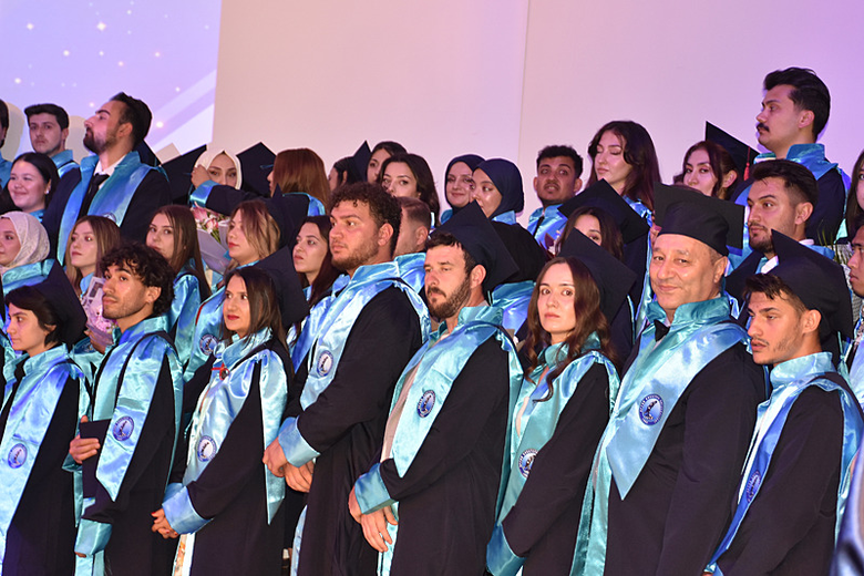 afyonda-ornek-basari-hikayesi-evli-cift-universitede-zirveyi-paylasti-1781111712667.png
