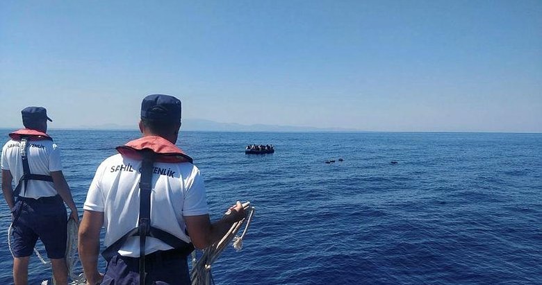 İzmir açıklarında geri itilen 108 düzensiz göçmen kurtarıldı