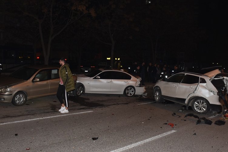 İzmir’de otomobil park halindeki araçlara çarptı: 2 yaralı
