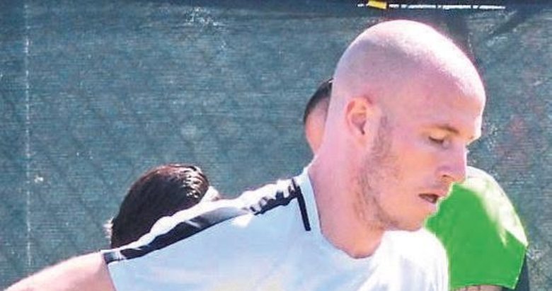 Üç oyuncu forma giymedi