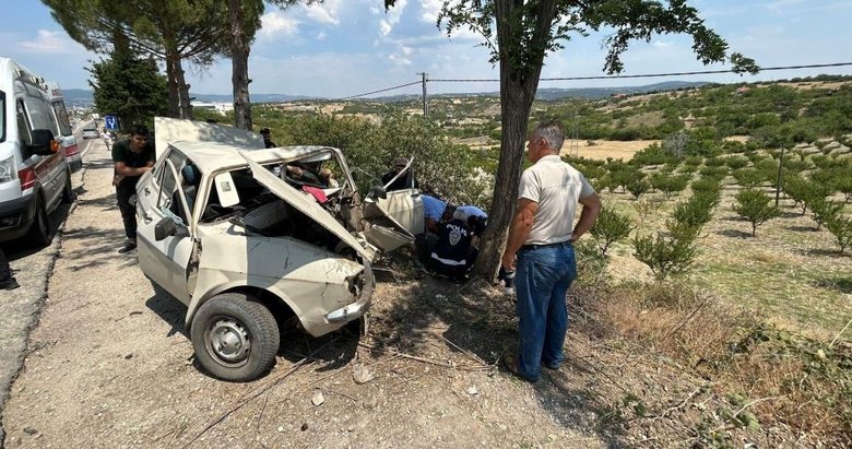 Manisa’da otomobil ağaca çarptı: 1 ölü 4 yaralı