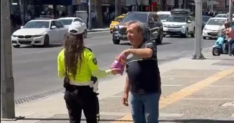 İzmir’de trafik polisi Mevlit Kandili’nde çikolata dağıttı