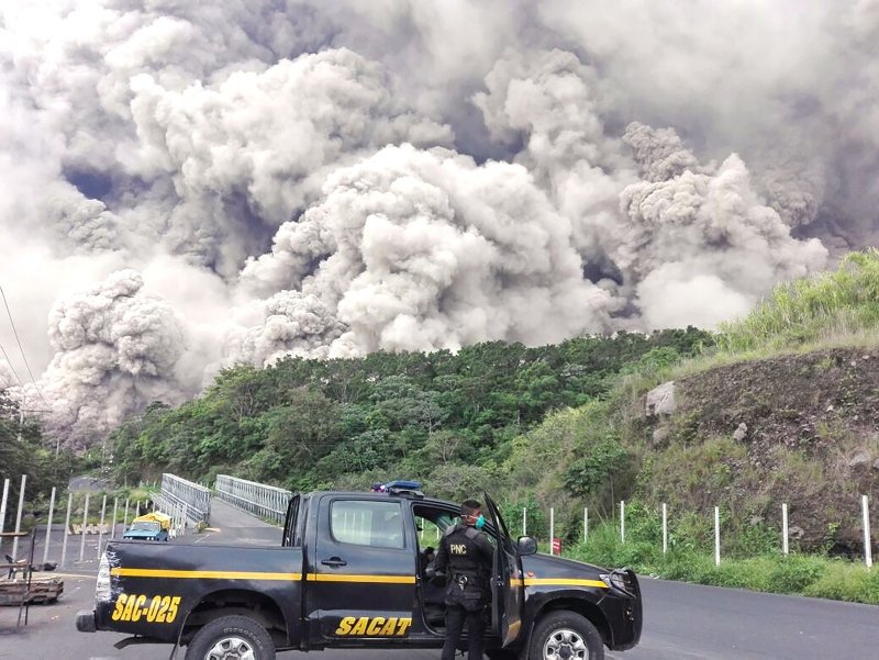 Orta Amerika ülkesi Guatemala’da patlayan Fuego Yanardağı’ndan dünyayı şoke eden görüntüler