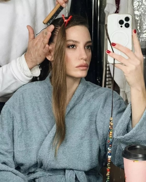 Serenay Sarıkaya’nın ayna pozları büyük ilgi gördü