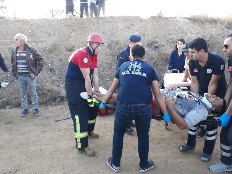 Denizli’de tur minibüsü ile traktör çarpıştı! Yaralılar var