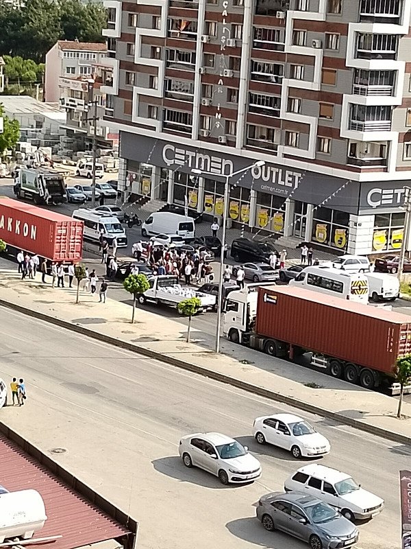 İzmir’de seyir halindeki otomobile silahlı saldırı: Çok sayıda ölü ve yaralı var