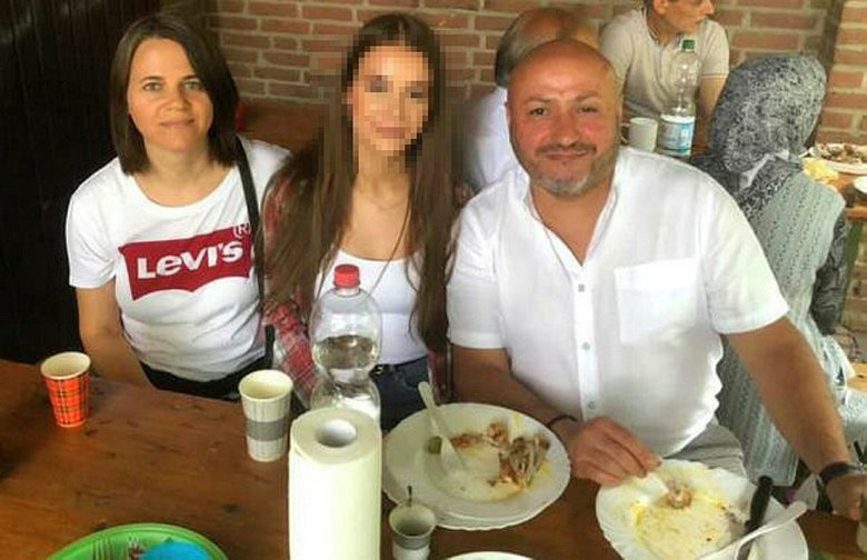 Motosikletle çarpışan otomobil mezarlığa uçtu: 3 ölü