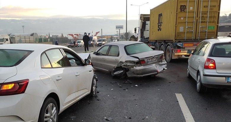 İzmir’de zincirleme kaza! 7 araçta hasar oluştu