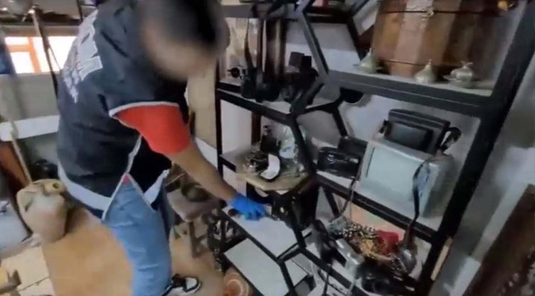 İzmir’de 9 milyonluk tarihi eser operasyonu! Yüzlerce eser ele geçirildi