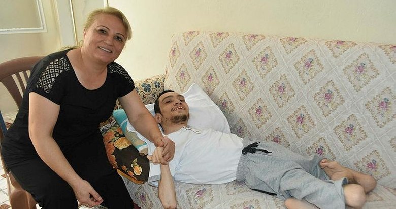 İzmir’de yatağa bağımlı oğluyla yaşam mücadelesi veren annenin sesi duyuldu
