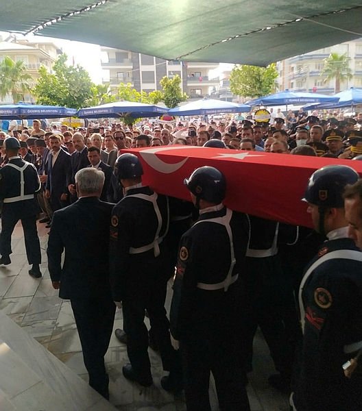 İzmir şehidini son yolculuğuna uğurladı