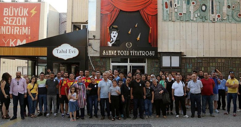 Kazada ölen gencin diploması tiyatro sahnesinde verildi