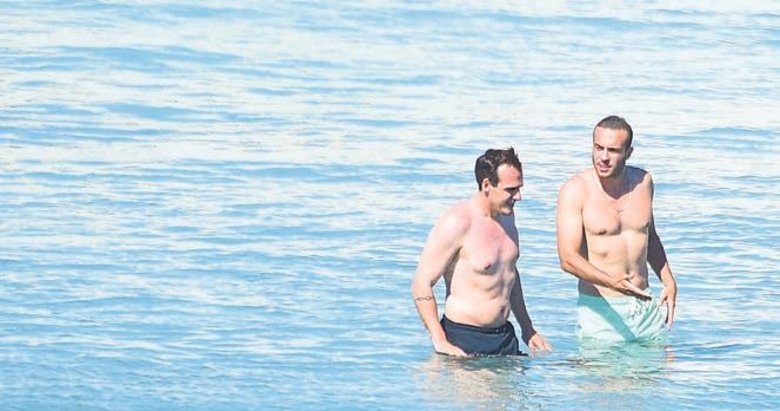 Denizde sohbete doyamadı