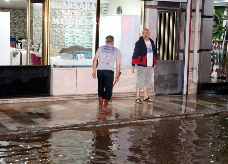 İzmir’de sağanak yağış hayatı olumsuz etkiledi!