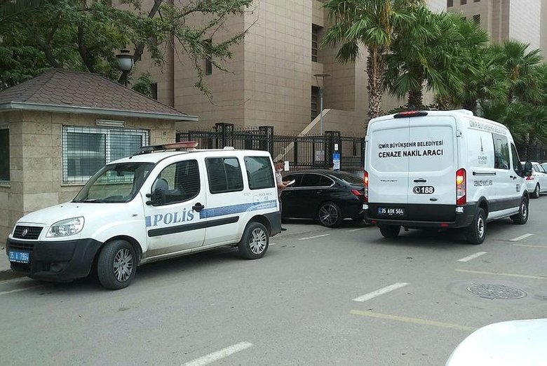 Bosanma Davasi Icin Gelecegi Binadan Cenazesi Cikti Izmir De Yakinlari Gozyaslariyla Teslim Aldi