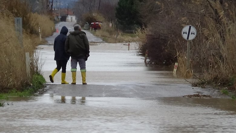 Şiddetli yağış Balıkesir’i de etkisine aldı! Havran Çayı taştı, kara yolu trafiğe kapandı