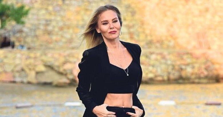 Güzel sunucu iş toplantısını sahilde yaptı