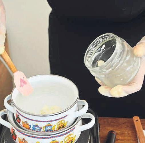 Doğadan toplanan bitkilerin sabuna dönüşümü