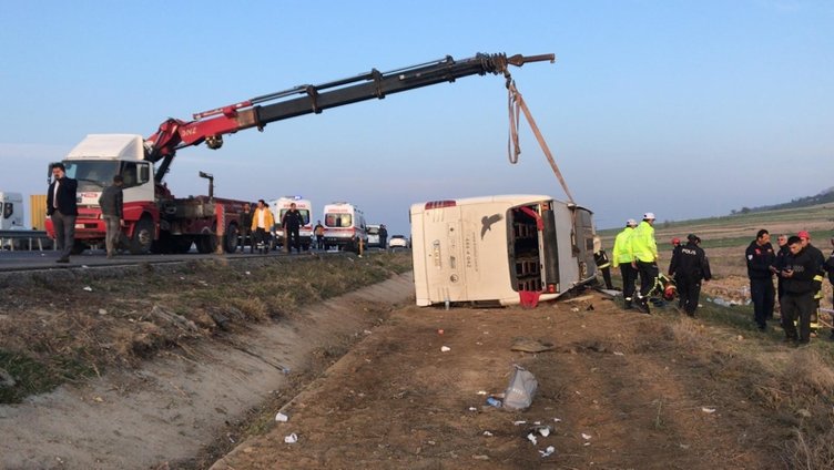 Denizli’de yolcu otobüsü devrildi: 2 ölü, 22 yaralı