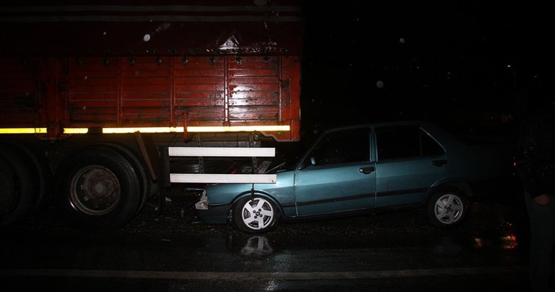 Alkollü sürücü, duran kamyona arkadan çarptı