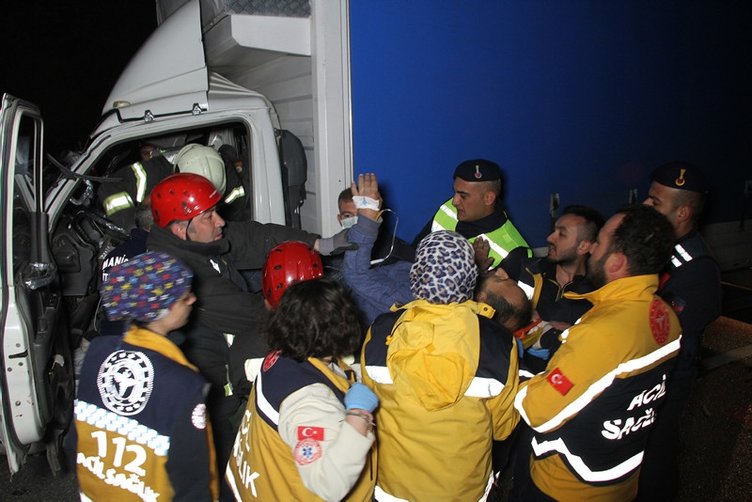 Manisa’da korkunç kaza! Kamyonet tıra mızrak gibi saplandı!