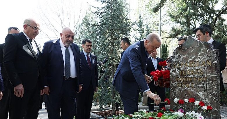 Başkan Erdoğan Alparslan Türkeş’in kabrini ziyaret etti