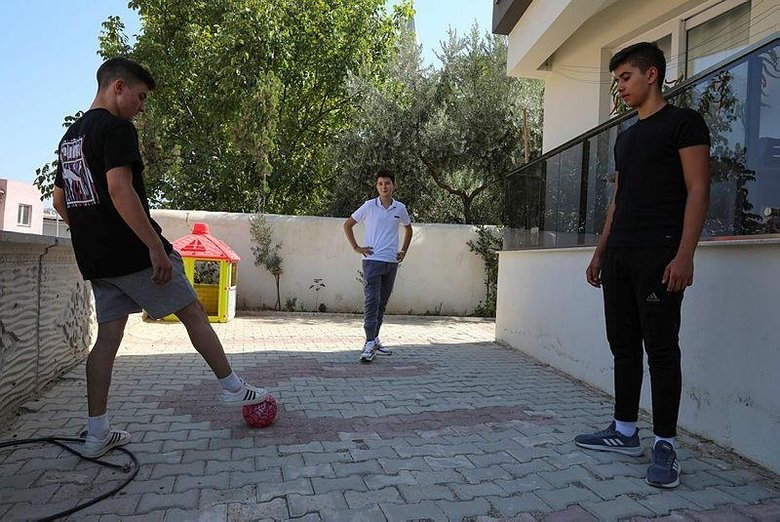 İzmir depreminin simge isimlerinden Günay, geçirdiği ameliyatların ardından futbol oynamaya başladı