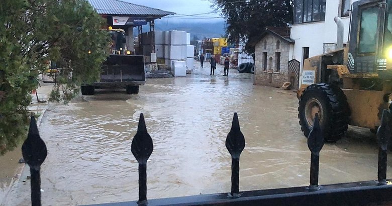 Datça’da sağanak; dere taştı, ev ve iş yerlerini su bastı