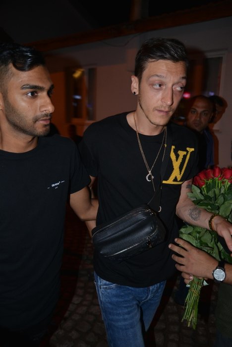 Mesut Özil’den İzmir’de çiçek satıcılarına tepki