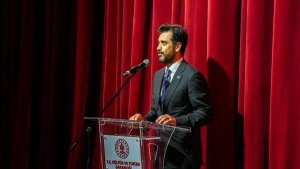 Usta sanatçı Kayahan AKM’de şarkılarıyla anıldı