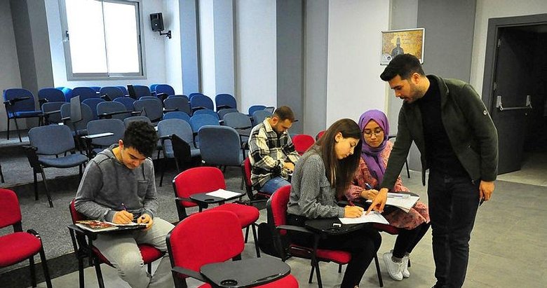 Deprem’den kaçıp Manisa’ya geldi! Kaldığı yurttaki gençleri üniversiteye hazırlıyor