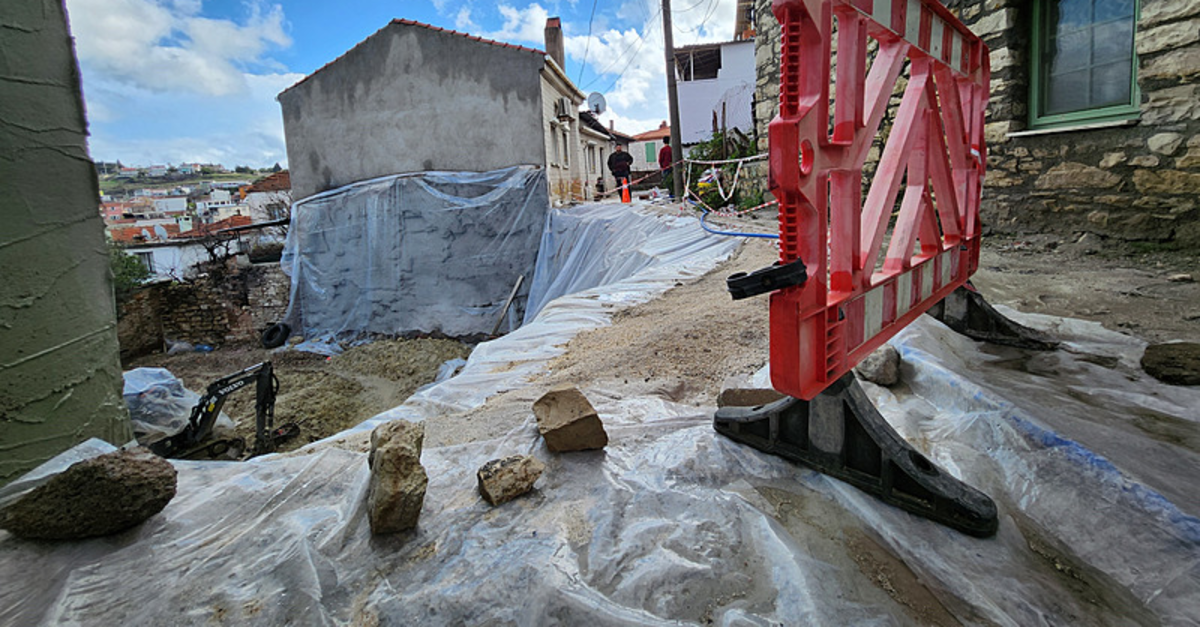 İzmir'de önlemsiz kazı! Yol çöktü evler çatladı…