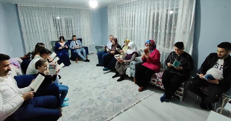 Uşak’ta ilginç olay! Kız istemeye gidip kitap okudular