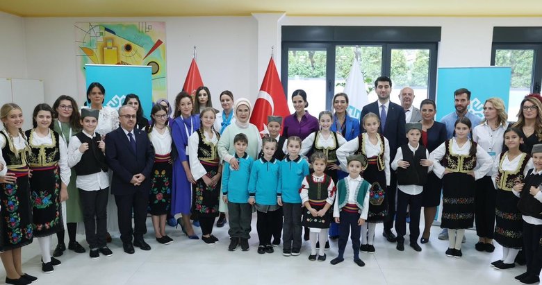 Emine Erdoğan, Belgrad’daki Türkiye Maarif Vakfının anaokulu öğrencileriyle bir araya geldi