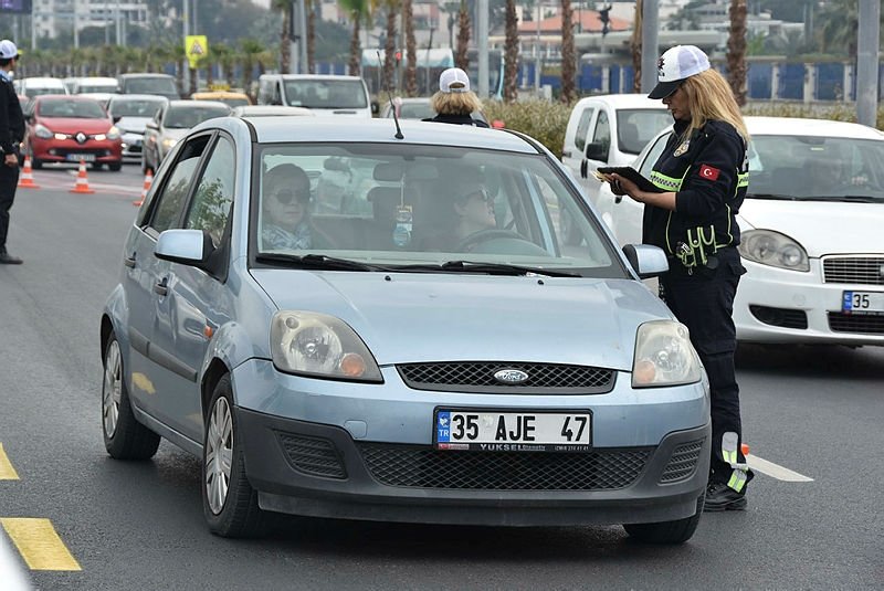 Kadın trafik polislerine İzmir’den destek