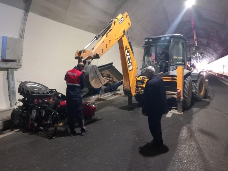 Çanakkale T-3 Tüneli’nde feci kaza: 2 ağır yaralı