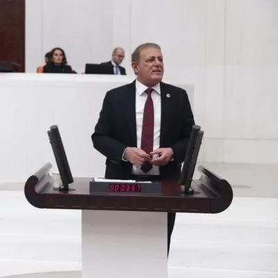 chpli-aydin-milletvekili-garsona-bicak-salladi-1784748358079.png