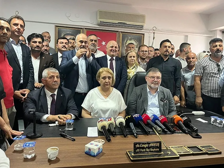 son-dakika-izmirde-menderes-belediye-baskanvekilligi-secimini-ak-partinin-adayi-asuman-sen-kazandi-1786967600339.jpeg