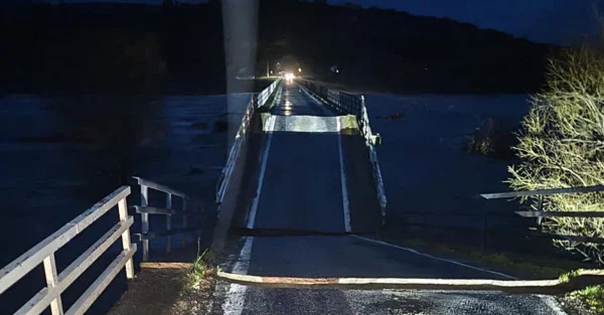 Balıkesir'de köprü çöktü!