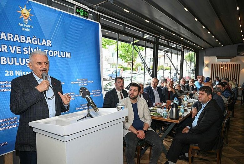 Binali Yıldırım İzmir'de muhtarlar ve sivil toplum kuruluşu üyeleriyle buluştu.