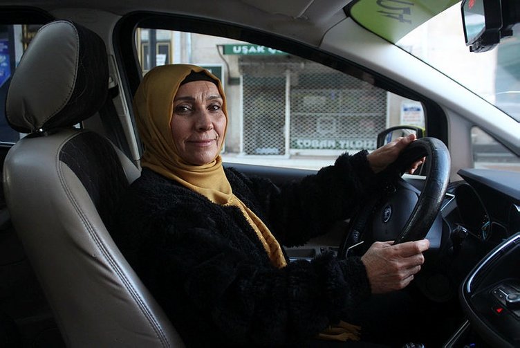 Uşak’ta 52 yaşında taksici olan 3 çocuk annesi kadın görenleri şaşırtıyor